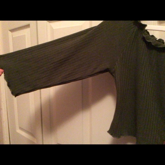 NWT Off The Shoulder Crop Top in Olive Green - Picture 5 of 7